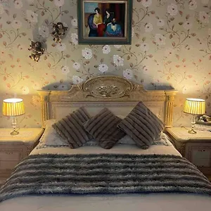 nice-comfy-house.cambridgehotelsuk.com/